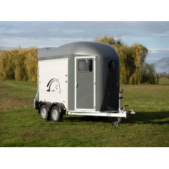 Remorca destinata transportului de cabaline 328x167x230 cm 1300 kg, in 2 axe blyss - remorca destinata transportului de cabaline 2000 kg  in 2 axe cu sarcina utila de 1070 kg
 si dimensiuni utile de 340x174x230cm